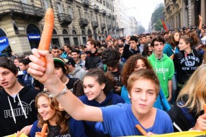 Italian students staged demonstrations Friday in 90 cities to protest privatization of public education Oct. 12, 2012 revolting-europe.com 