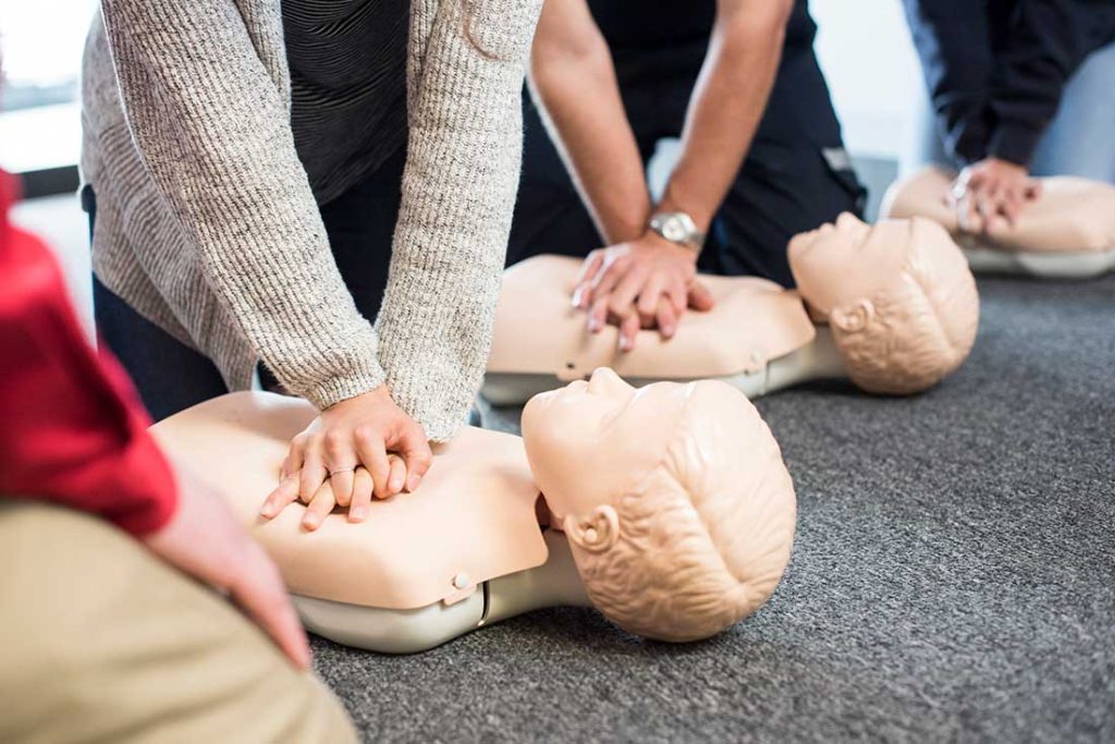 Picture of students using CPR maniken